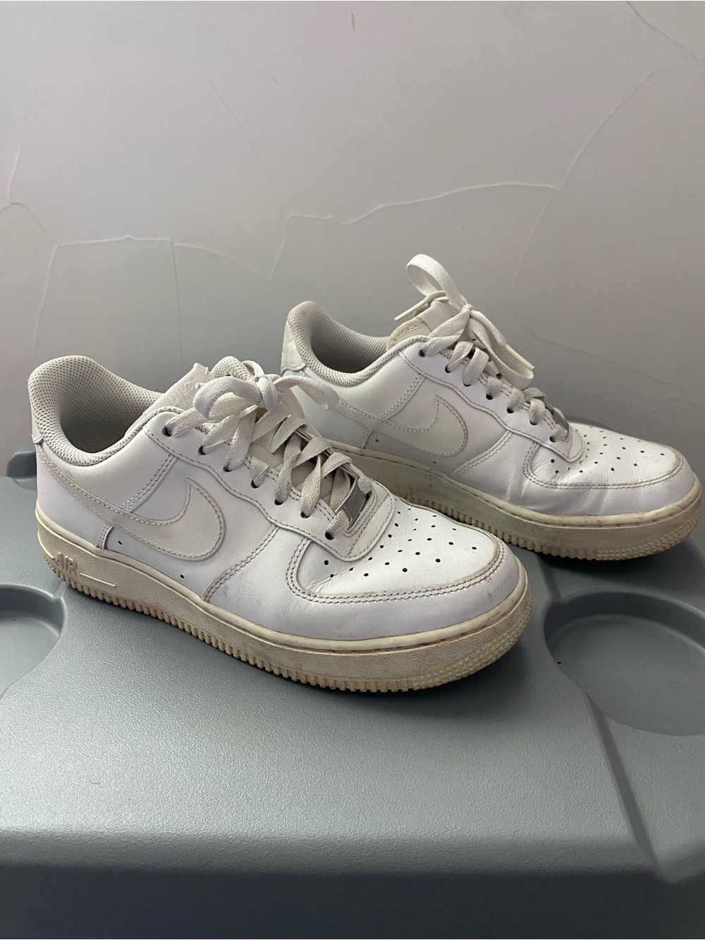 White womens Low-Top Leather Sneakers - Clean Casual Style